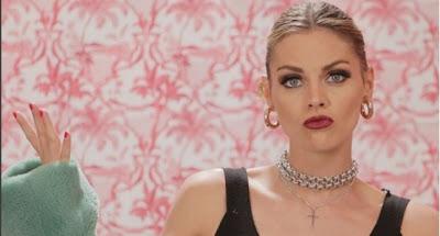 Amaia Salamanca apoya a adolescentes con cáncer