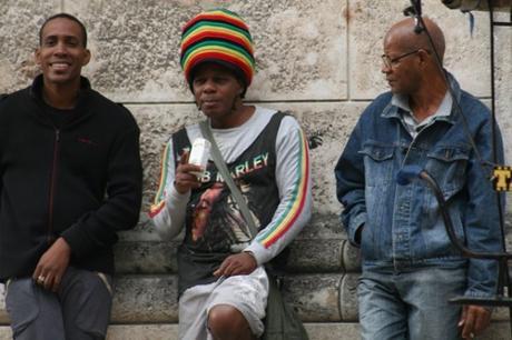 Jóvenes desocupados, bebiendo ron (foto: Ana León)