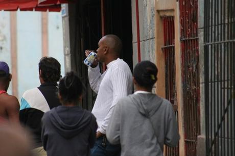 Trabajador por cuenta propia bebiendo cerveza (foto: Ana León)