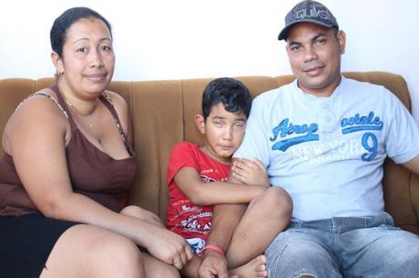 Leonel, junto a sus padres (foto de los autores)