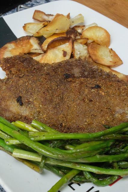 Filete empanado sin gluten ni huevo con espárragos y yuca frita