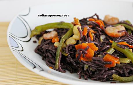 noodles-de-arroz-negro-con-verduras-y-gambas