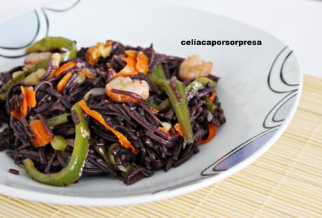 noodles-de-arroz-negro-con-verduras-y-gambas-de-cerca