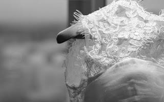 Vestido de novia en una percha