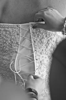 Ajustando el vestido de novia