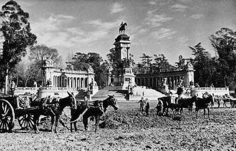 Fotos antiguas: Limpiando el estanque del Retiro