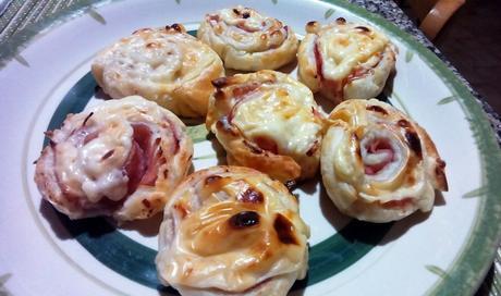 Rollitos de hojaldre con jamón y queso - Rollitos de hojaldre al horno - Rotolini di prosciutto e sottilette - Hot ham & cheese party rolls rollitosyorkqueso5