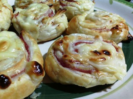 Rollitos de hojaldre con jamón y queso - Rollitos de hojaldre al horno - Rotolini di prosciutto e sottilette - Hot ham & cheese party rolls rollitosyorkqueso