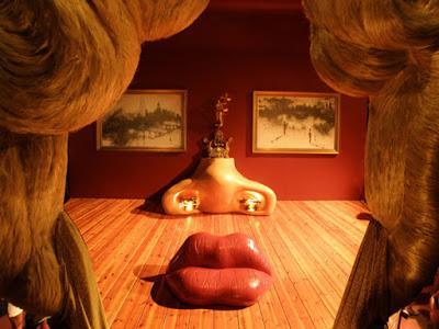Febrero: Sofá Labios de Salvador Dalí