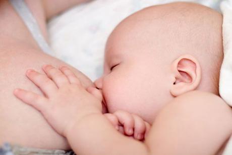 Los bebés ¿deben dormirse al pecho?