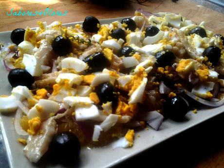 ENSALADA DE BACALAO Y NARANJA  CON TOQUE DE CAFÉ ... hasta en INVIERNO