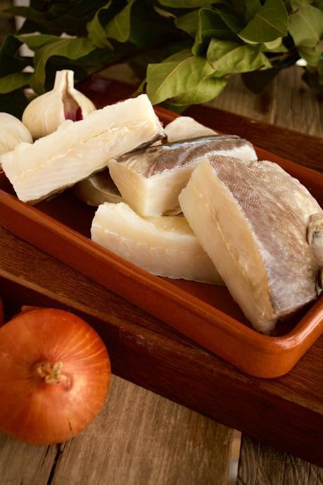 Bacalao con pasas y piñones, tradición y emoción