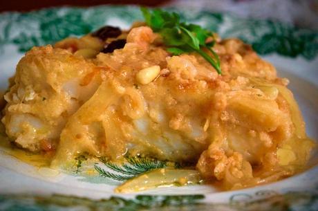 Bacalao con pasas y piñones, tradición y emoción