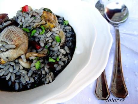 Arroz negro caldoso con calamares, mejillones y almejas