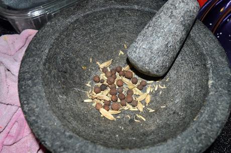 Ensalada de patatas de colores con salmón marinado