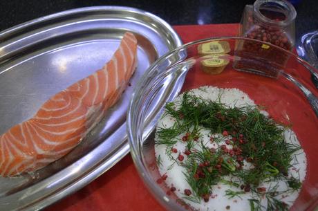 Ensalada de patatas de colores con salmón marinado