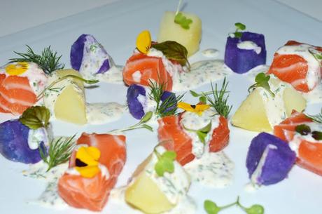 Ensalada de patatas de colores con salmón marinado