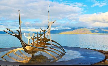 Escultura dedicada a los vikingos en Reykjavik. Vía Flickr creative commons,Moyan Brenn.