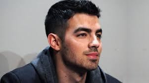 Joe Jonas se nos hace rubio