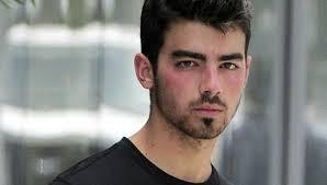 Joe Jonas se nos hace rubio