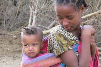“A mí me mutilaron, pero yo no lo quiero para mi hija” la voz de Fenet, Madre africana contra la mutilación genital femenina.