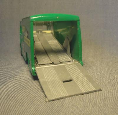 El camión verde de transporte de autos