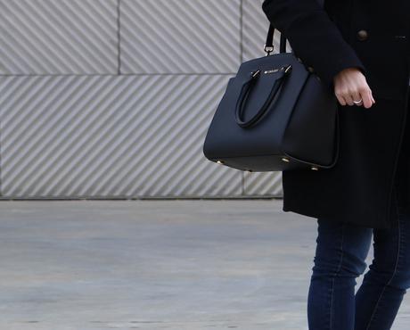 fashion blogger española con bolso michael kors negro 