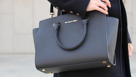 fashion blogger española con bolso michael kors negro 