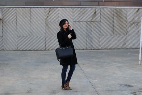 fashion blogger española con bolso michael kors negro 