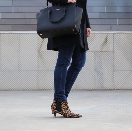 fashion blogger española con bolso michael kors negro 