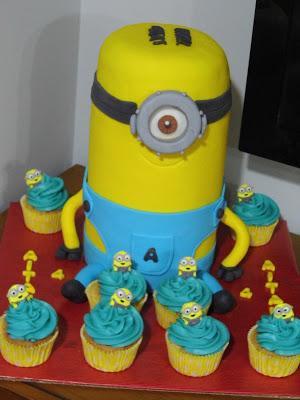 CUMPLEAÑOS DE AITANA, FIESTA MINIONS. Recetas de bizcochos para el fondan, cup cakes y galletas. paso a paso de la tarta.