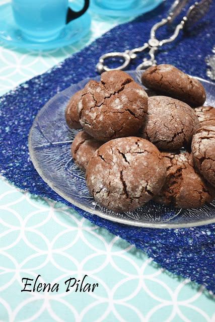 Galletas craqueladas de chocolate (Chocolate crinkle cookies)