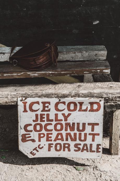 Jamaica-Collage_On_The_Road-Straw_Hat-Golden_Top-White_Shorts-Maje_Sandals-Fruits_Stands-Outfit-Summer_Look-Street_Style-15