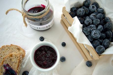 Mermelada casera de arándanos y violetas, fresca dulzura