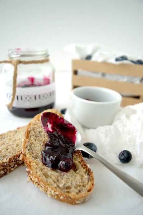 Mermelada casera de arándanos y violetas, fresca dulzura