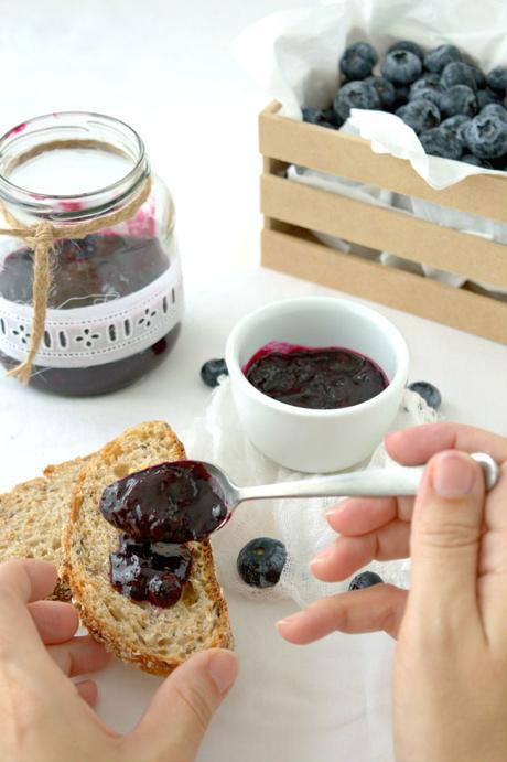 Mermelada casera de arándanos y violetas, fresca dulzura