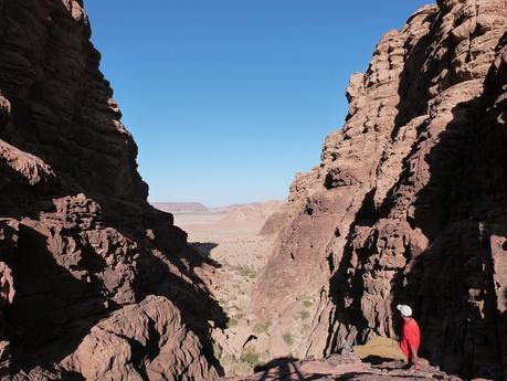 Contemplando la inmensidad del Wadi Rum