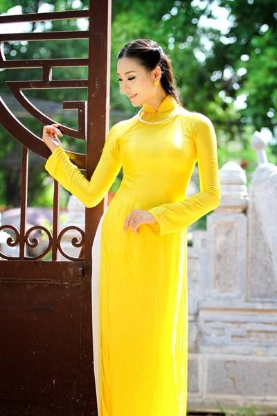 ropa buttercup pantone