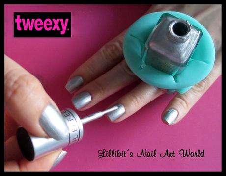 ¡Ya nos podemos pintar las uñas en cualquier sitio con Tweexy! :-)