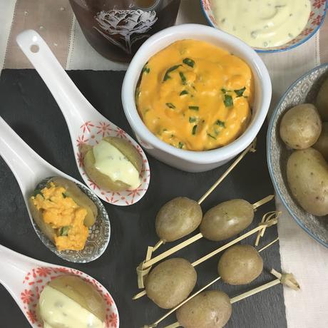 Patatitas Con Dos Salsas: Mayonesa De Cebollino Y Cheddar Con Espinacas