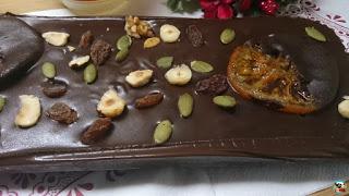 Bizcocho de chocolate y fruta escarchada