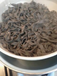 TALLARINES NEGROS CON GAMBAS