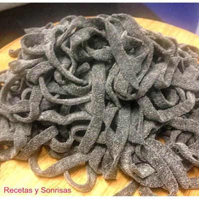 TALLARINES NEGROS CON GAMBAS