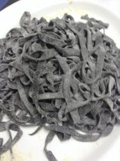 TALLARINES NEGROS CON GAMBAS