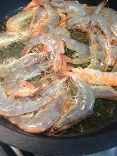 TALLARINES NEGROS CON GAMBAS