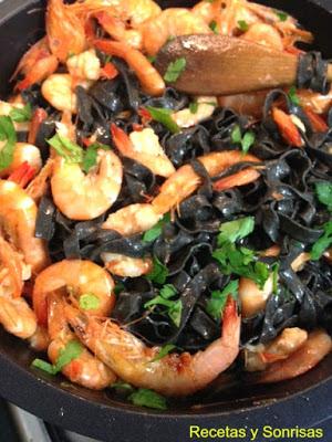 TALLARINES NEGROS CON GAMBAS