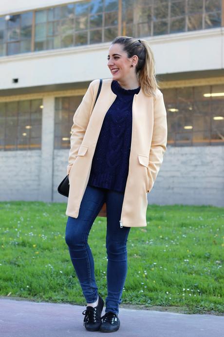 Outfit sportychic con abrigo recto