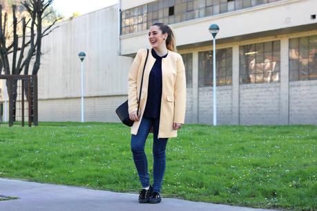 Outfit sportychic con abrigo recto