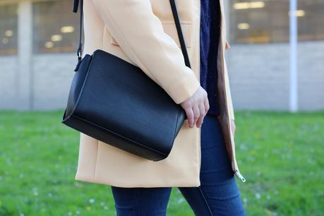 Outfit sportychic con abrigo recto