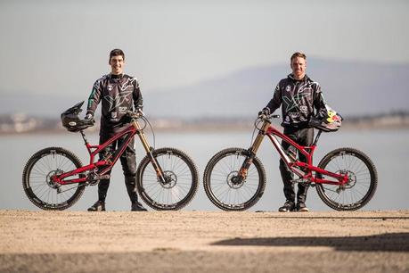 Oficial: Aaron Gwin ficha por YT